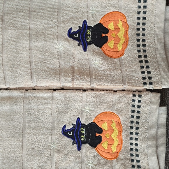 BUNDLE OF 2 HALLOWEEN BATH HAND TOWELS - Picture 3 of 7